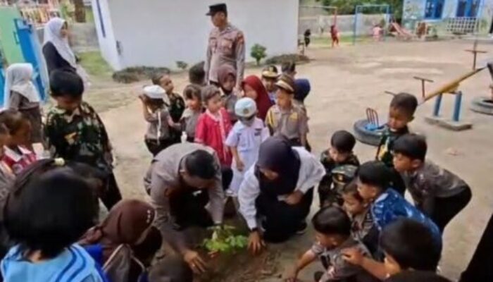 Polsek Lubuk Batu Jaya Gelar Green Policing di TK PKK Tunas Kulim Jaya
