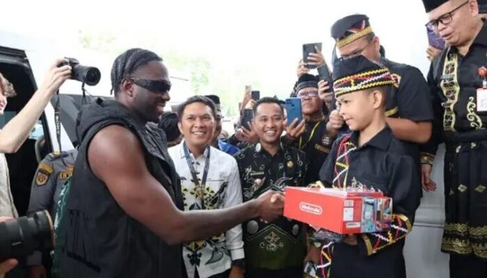 Melly Mike Kejutkan Bocah Viral Pacu Jalur Dikha dengan Video Game