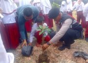 Dukung Green Policing, Polres Siak Ajak Siswa SDIT Muthamainnah Tanam Pohon
