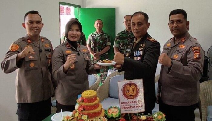 Tiga Kapolsek di Pekanbaru Kompak Beri Kejutan HUT TNI ke-80 di Koramil 03/Senapelan