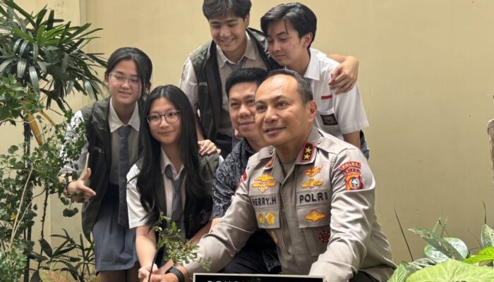 Kapolda Riau Ajak Siswa SMA Dharma Yudha Jadi Generasi Penjaga Bumi