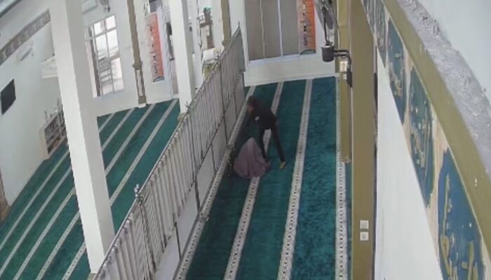 Aksi Pencurian di Masjid Terekam CCTV, Tas Jemaah Digondol Maling