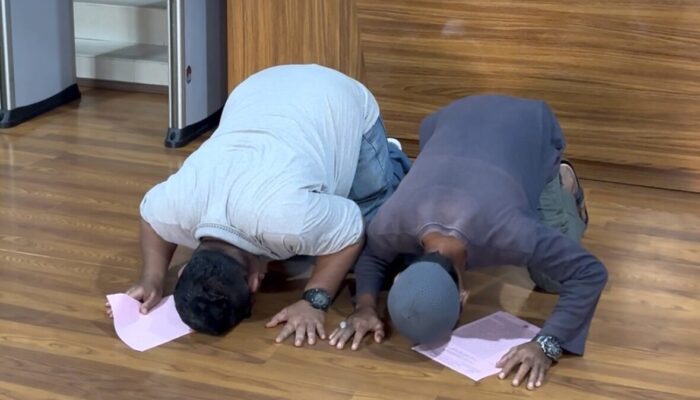 Sujud Syukur Dua Warga Pekanbaru Usai Bebas Lewat Restorative Justice