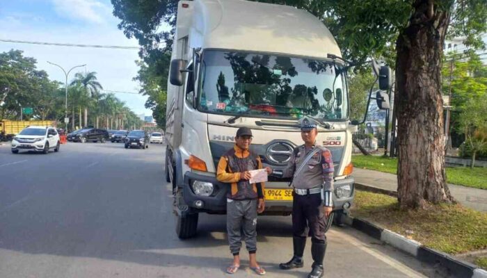 Satlantas Polresta Pekanbaru Awasi Kendaraan ODOL di Tiga Titik Rawan