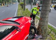 Mobil Mewah Ford Mustang Tabrak Pohon di Pekanbaru