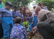 Edukasi Lalu Lintas dan Aksi Tanam Pohon Warnai Keceriaan Anak-anak di Taman Lantas Polda Riau