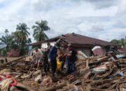 Tiba di Agam, Personil BKO Polda Riau Bantu Evakuasi Jenazah Bencana Banjir Bandang