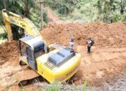 Polda Riau Turunkan Alat Berat Bantu Buka Jalan yang Tertutup akibat Banjir Bandang