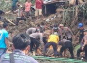 Personil Polda Riau Temukan Jasad Ibu dan Anak akibat Banjir Bandang di Agam Sumbar