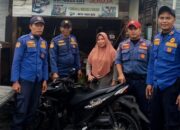 Rangka Motor Patah di Jalan, Ibu di Selatpanjang Minta Bantuan Damkar Evakuasi Kendaraan