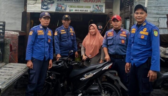 Rangka Motor Patah di Jalan, Ibu di Selatpanjang Minta Bantuan Damkar Evakuasi Kendaraan