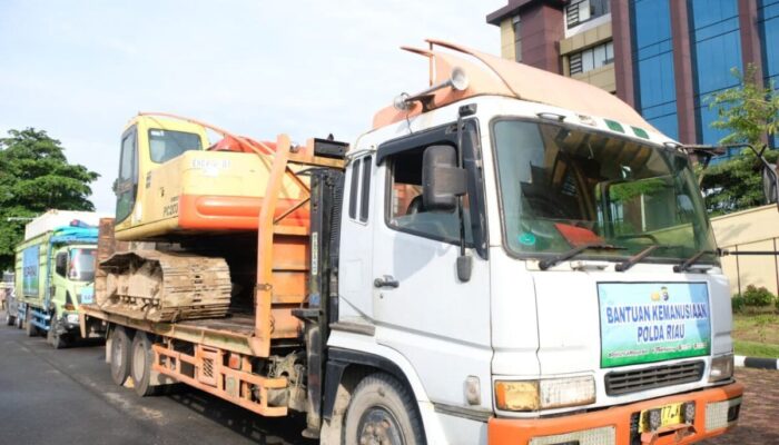 Polda Riau Kirim Bantuan 2 Alat Berat untuk Bencana Alam di Sumbar