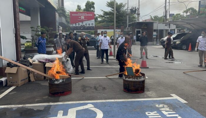 Kejari Pekanbaru Musnahkan Barang Bukti 777 Perkara, Narkotika Hingga Pakaian Bekas