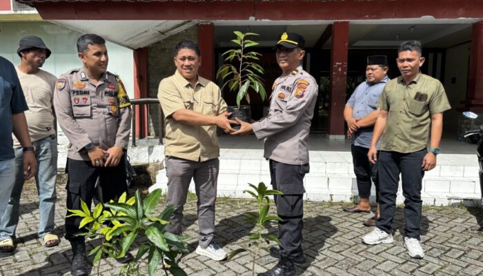 Dukung Green Policing, PT PAJ dan Polsek Tenayan Raya Tanam Pohon di Rusunawa