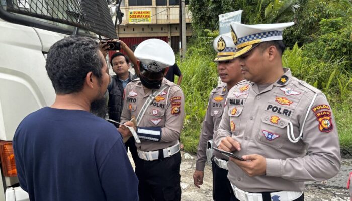 Langgar SKB Tiga Menteri, Ditlantas Polda Riau Tindak Truk Sumbu Tiga