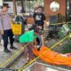 Petugas bersama warga saat mengevakuasi jenazah yang ditemukan di Jalan Thamrin Pekanbaru.(ist)