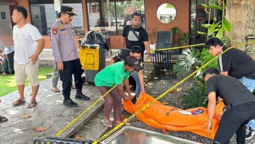 Petugas bersama warga saat mengevakuasi jenazah yang ditemukan di Jalan Thamrin Pekanbaru.(ist)