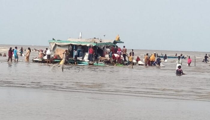 Kecelakaan Laut di Bengkalis, Kapal Pengangkut Sembako Terhempas Ombak Besar