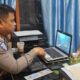 Inilah SH (kanan), pelaku tabrak lari maut saat memberikan keterangan kepada polisi.(ist)