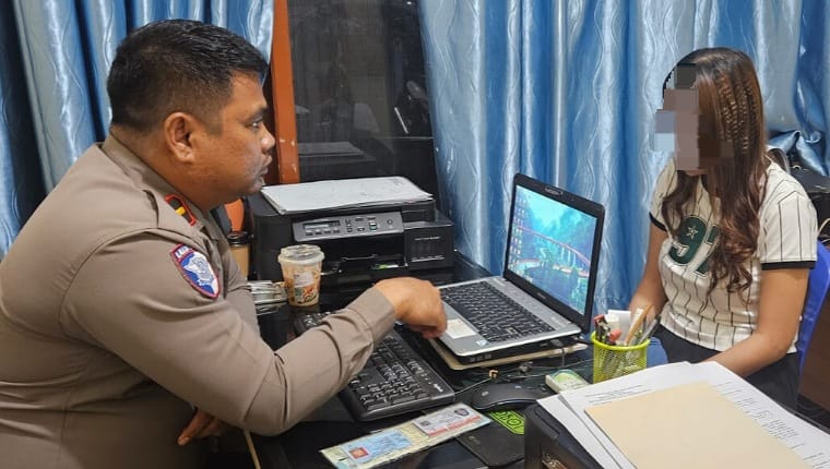 Inilah SH (kanan), pelaku tabrak lari maut saat memberikan keterangan kepada polisi.(ist)