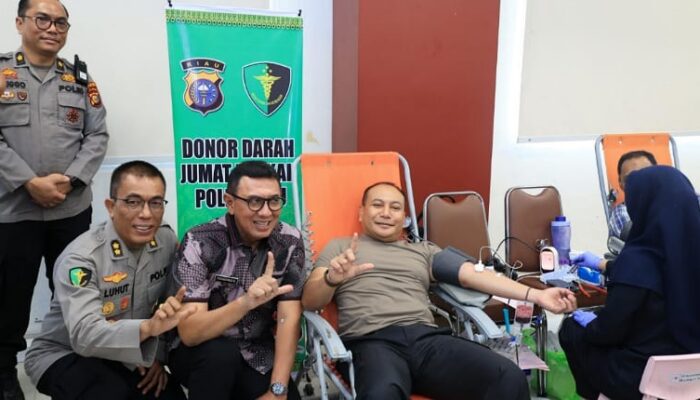 Kapolda Herimen Donorkan Darah di Jumat Berkah Mapolda Riau