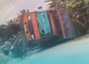 Truk Fuso Terguling, Vios Ringsek Parah dalam Kecelakaan di Pangkalan Kuras