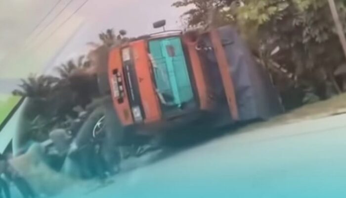 Truk Fuso Terguling, Vios Ringsek Parah dalam Kecelakaan di Pangkalan Kuras