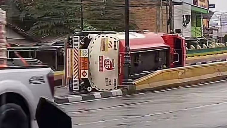 Beginilah penampakan saat truk tangki tergulis di Flyover Jalan Jenderal Sudirman, Pekanbaru.(ist)