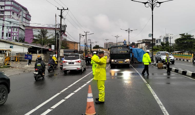 Beginilah suasana saat petugas mengatur lalu lintas di dekat truk BBM yang terguling di Pekanbaru.(ist)