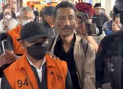 Rompi Oranye dan Tangan Terborgol, Abdul Wahid Tiba di Pekanbaru Usai OTT KPK