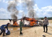 PETI Disikat, 12 Rakit Tambang Emas Ilegal Dibakar Aparat