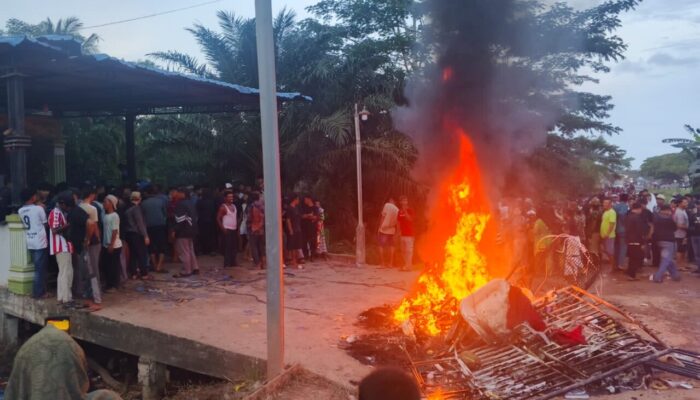 Aksi Warga Panipahan Ricuh, Rumah Diduga Bandar Narkoba Dibakar