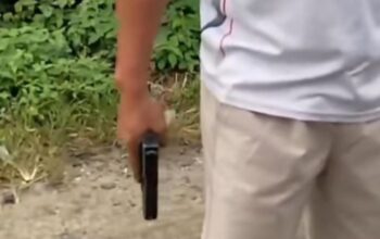 Viral! Pengendara Mobil Diancam Pria Bawa Senjata Diduga Pistol di Rohil