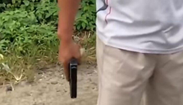 Viral! Pengendara Mobil Diancam Pria Bawa Senjata Diduga Pistol di Rohil