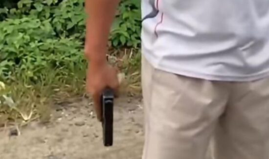 Viral! Pengendara Mobil Diancam Pria Bawa Senjata Diduga Pistol di Rohil
