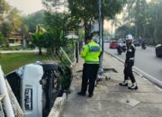 Pengemudi Diduga Microsleep, Honda Brio Tabrak Pagar Taman Budaya di Pekanbaru