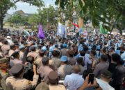 Demo Mahasiswa Unri Memanas, Saling Dorong dengan Polisi Warnai Aksi di Kantor Gubernur Riau
