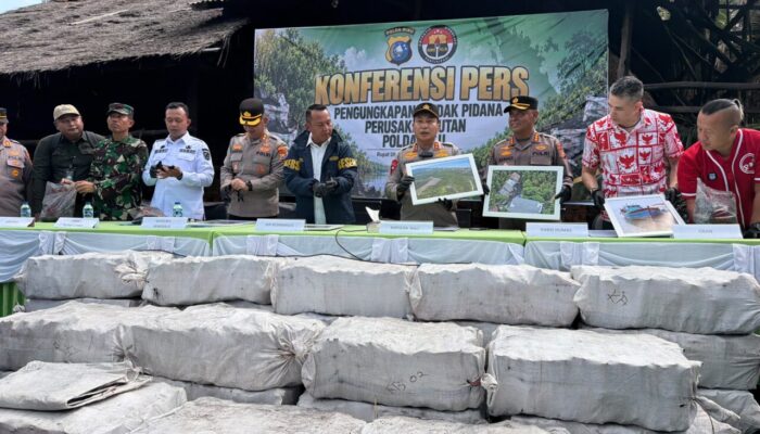 Polda Riau Bongkar Dapur Produksi Arang Mangrove, 2 Tersangka Diamankan